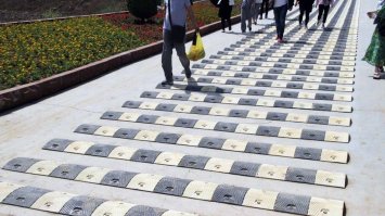 И те и другие (не дорожники или крузеры, конечно) будут только рады через них перепрыгивать ) А вот подвернувшие ногу пешеходы могут подать в суд. Фотка, судя по номерам, из Индии. Китайцы пошли дальше, правда это своеобразные ступеньки