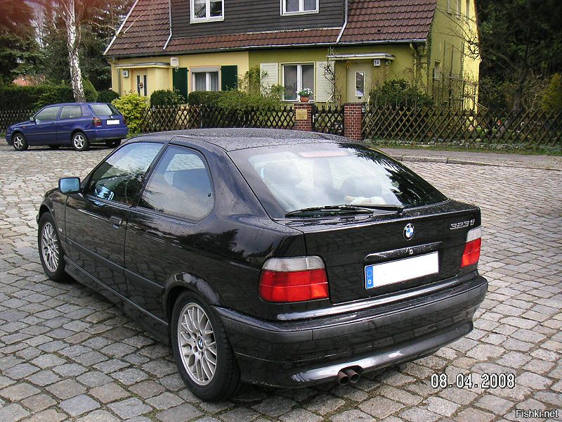 А че не так-то? Владелец автомобиля BMW 323I Compact, сделал задницу под восьмерку:)