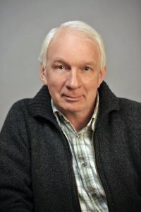 У него брат есть, тоже актёр. Владимир Бенедиктович Носик.