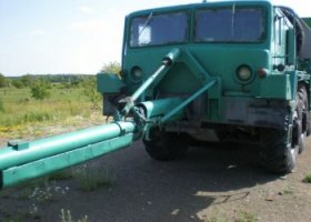 Причём это только установщик!
На эту приблуду укладывают ракету, а он её опускает в шахту или извлекает из шахты.
А вот "тянитолкай" который перевозит ракету, вот это сильная вещь!!!