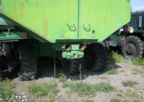 Причём это только установщик!
На эту приблуду укладывают ракету, а он её опускает в шахту или извлекает из шахты.
А вот "тянитолкай" который перевозит ракету, вот это сильная вещь!!!