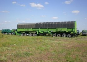 Причём это только установщик!
На эту приблуду укладывают ракету, а он её опускает в шахту или извлекает из шахты.
А вот "тянитолкай" который перевозит ракету, вот это сильная вещь!!!