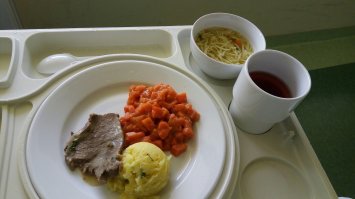 "3. Польша
Хлеб с маслом, кусок сосиски и огурца"(с)
Брехня.