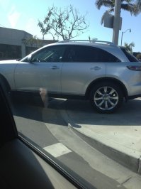 При чём тут парковка вообще?
Старикан толь выезжает толь заезжает куда-то задом.