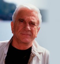 С Лесли Нильсеном все смешно. Даже в фильмах где он в эпизодах, только появляется - все, готовься ржать, сейчас что то будет!))) Отличный был комик!))