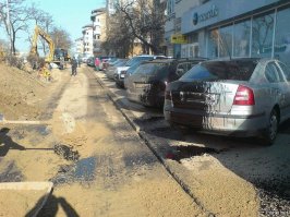 Спецмашина забрызгала битумом около 40 автомобилей