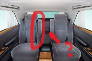 Это даже не смешно. Ситцевые сидушки? Ладно, про это говорить не будем. Но что вот это? Это серии делаем камри в6 с двумя трубами и обычную двухлитровую с одной, но на все модели ставим один бампер с двумя дырками?:))