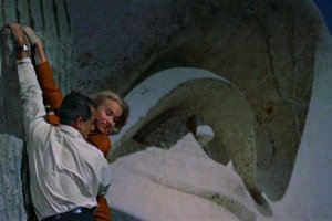 Когда заходит речь про гору Рашмор, у меня отчегото сразу в голове всплывает фильм "С севера на северо-запад"...  Как там ГГ на носу Вашингтона висел)))