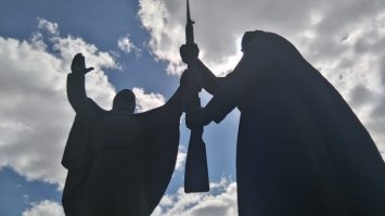 В Томске этот монумент называли в народе - "Мать подержи ружьё, я в гастроном за водкой сбегаю" (Монумент находится в Лагерном саду)...