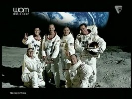 Основная причина неудачи СССР в высадке на Луне -отсутствие Голливуда и такого высококлассного режиссера как Стенли Кубрик.
 Ну и по мелочи -техническое развитие земной цивилизации было недостаточным - необходимые материалы, двигатели, мощности или были плохо развиты или еще отсутствовали.
 Фактически Н-1 это ПРЕДЕЛЬНАЯ ракета на топливной паре кислород-керосин, спешка в доводке двигателей и как следствие -аварии.
  Но чисто теоретически Н-1 могла действительно обеспечить доставку космонавта на Луну (понятно с большим риском аварии)
 Поскольку у американцев не было таких технологий и конструкторов они пошли по более легкому пути - несколько раз облетели Луну и сбросили массо-габаритные макеты т.е. ПОВТОРИЛИ то что уже было сделано нашими "Зондами 4 -8" ...остальное доснимали в павильоне.