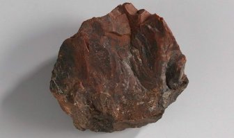 Что предавать то? Никто не видит целой картинки - моряки вылавливающие макет капсулы из воды уверены, что это тестовые запуски. Художники -декораторы уверены, что делают макет для тренажера. Работяги устанавливающие ракету на стартовый стол -понятия не имеют, что двигатели не выдают мощность на которую рассчитаны. Операторы в ЦУПе говорят с астронавтами в микрофон и получают телеметрию на экран. Съемочная группа в павильоне уверена, что "доснимает не получившиеся кадры".
 Всю картину видят и знают от силы полсотни человек - Никсон, фон Браун, Стенли Кубрик, несколько инженеров и администраторов, человек закрывавший люк ВО ВСЕ КК"Аполлон" перед стартом (Гюнтер Вендт) и 12 "лунатиков". Все под подпиской о неразглашении, все согласившиеся работать в этом "проекте" добровольно. Все кровно, лично заинтересованы, чтобы правда не вылезла наружу.

После развала СССР вскрылось много нелицеприятных фактов (особенно поданных под определенным углом), а США не развалились (пока), но правду не спрячешь  -люди начинают задавать неудобные вопросы и то оригиналы пленок пропадают, то лунные камни уборщица выкидывает.
 То подарок американского посла премьер -министру Голландии оказывается окаменевшей древесиной... 
вот кстати выяснили, с экспертизой, что камень к Луне не имеет никакого отношения -и что? Пожали плечами и разошлись - "если факты противоречат теории -тем хуже для фактов"(с)