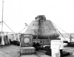 Понятие ретранслятор говорит о чем нибудь?
 Беспилотный корабль с массо-габаритным макетом лунного модуля -тут тебе и уголковые отражатели и телекамера и ретранслятор, все отличие от наших зондов "Луна" -что невозвращаемые.
 Вот фото макета капсулы "Аполлон" выловленной нашими в Бискайском заливе в 1970 году и осенью возвращенной американцам - если осенью возвращали, то значит выловили или весной или летом, погугли что за запуски были в 1970 году?