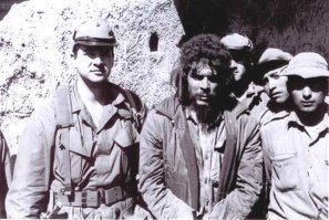 Последнее прижизненное фото Команданте и его посмертное фото. На последней фотке многие отмечают сходство со снятым с креста Христом. Я далек от религии, но по мне, так, сходство действительно есть...
PS Viva la revolucion... Viva comandante Che Guevara!