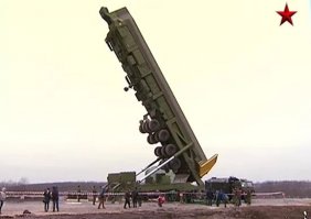 Вот, ещё для сравнения процесс загрузки ракеты в шахту. Обратите внимание ка КАМАЗ, который поставили рядом, наверное, для масштаба :)