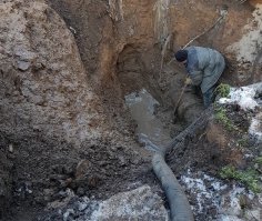 Вот этих трудяг жалко не за их работу, а за их безмозглое руководство. В Ростове раскопали целую улицу ещё в мае, за неделю проложили кой какие коммуникации, теперь улица один сплошной котлован длинной в пару километров, в день один строитель пройдёт, ну собственно на этом работа и заканчивается, ждут когда ливни польют и снега повалят, будут ковыряться в жижи из грязи и дерьма, ну а фигли, до весны по любому сделать надо, чемпионат мира принимать. Кто им мешает выполнять работы в благоприятные условия.