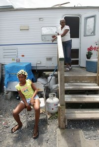 Называйте пост правильно: "Отдыхающие в трейлерах плюс чуть-чуть телок". А живущие в трейлерах обычно выглядят примерно так: