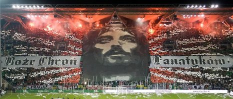 От чествования Йохана Кройфа до Папы Смурфа: 10 самых запоминающихся баннеров в мировом футболе