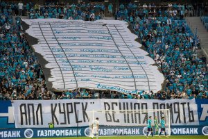 От чествования Йохана Кройфа до Папы Смурфа: 10 самых запоминающихся баннеров в мировом футболе