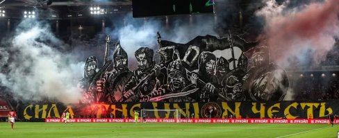 От чествования Йохана Кройфа до Папы Смурфа: 10 самых запоминающихся баннеров в мировом футболе