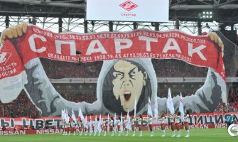 От чествования Йохана Кройфа до Папы Смурфа: 10 самых запоминающихся баннеров в мировом футболе