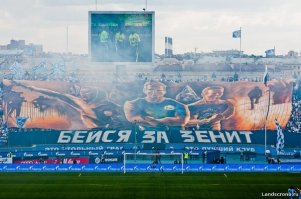 От чествования Йохана Кройфа до Папы Смурфа: 10 самых запоминающихся баннеров в мировом футболе