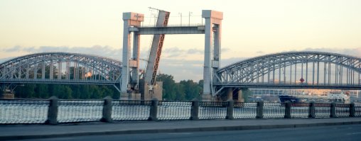 Ты не до конца прав: часть Финляндского моста поднимается вверх, а часть разводится.