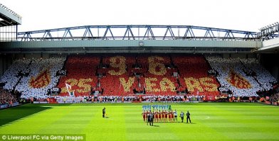 От чествования Йохана Кройфа до Папы Смурфа: 10 самых запоминающихся баннеров в мировом футболе