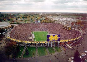 Мичиган Стэдиум / Michigan Stadium. Вместимость - 109 901. Мичиган Стэдиум - самый большой стадион США, Северной Америки и всего Западного полушария, а также  крупнейший стадион по американскому футболу в мире. Он был построен в 1927 году и первоначально вмещал 72 тысячи человек. Мичиган Стэдиум находится в городе Энн-Арбор (штат Мичиган, США). Стадион является домашней ареной для команды Мичиганского университета по американскому футболу - Michigan Wolverines (Мичиганские росомахи). Также это домашний стадион для университетской команды по лакроссу. Мичиган Стэдиум иногда является местом проведения хоккейных матчей. 11 декабря 2010 года здесь был установлен рекорд посещаемости хоккейного матча. На игру между хоккейными командами двух местных университетов пришли посмотреть 104 073 человек.
***
А теперь логически подумаем, какой общественный транспорт вывозил бы всех пришедших и сколько бы это заняло... Вместимость стадионов от нескольких до сотни тысяч человек!
Налицо, как раз, продуманность: строится большой объект и предусматривается СРАЗУ к нему доступ в виде тех же парковок. А не как у нас добирайся и выбирайся как повезет в буквальном смысле.