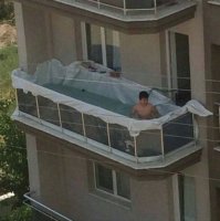 Вот из за таких дебилов и их родителей происходит обрушение конструкции!
Ребята, балконы не рассчитаны на пол метра воды!