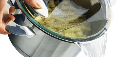 Этот парень придумал революционный способ как слить воду с макарон