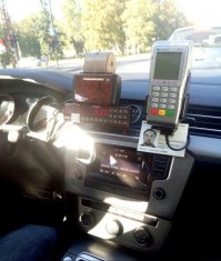 Довелось мне пару месяцев назад воспользоваться такси в Киеве...  Сам,скоро как 15 лет будет, работаю и живу в Таллинне. Есть с чем сравнить качество услуг.. Так вот, международный автобус (перевозчик "Эколайнс") с недавнего времени прибывает не на Центральный автовокзал Киева, а на автостанцию "Выдобучи".  А мне нужно на Центральный, следующий мой междугородний автобус отправляется оттуда. На стоянке такси подхожу к машине,называю пункт назначения. и за 150 грн. (5евро) полулегальное ,так мне показалось,такси благополучно меня доставляет с ветерком на Ц.автовокзал. Даю 20грн. сверху,все довольны....           Через месяц,тот же маршрут,но в обратную сторону... С собой налички в гривне остается около 300, доехать с Центр.автовокзала до автостанции, ну и водички попить купить.  Дальше по маршруту гривня превращается в бесполезные фантики. С собой банковские карты двух Эстонских банков и две кредитные карты. Голд Маэстро и Блю Америкен Экспресс...  Наличные евро до 200-250...    Только я показался на выходе автовокзала, подходит таксист. "Такси-такси..ехать нужно куда?" Называю пункт- автостанция,слышу в ответ-"едем,иди за мной к машине".  Интересуюсь ценой,в ответ- "По счетчику!"  Во блин,даже так!!!  Поехали,дружище..  НЕСУ САМ 2 свои сумки,подходим к машинке, водила открывает багажник, я опять САМ гружу свой багаж.. Немного я отвык от такого "сервиса"..  Садимся в машину,замечаю,как водитель с крыши убирает магнитные шашечки.. Дело хозяйское, делаю вид,что не заметил.  Сажусь,пристегиваюсь сразу ремнем(привычка). Слышу в ответ,что это не обязательно.. Ладно,едем.. Езды-меньше 6 км.. Разговорились про то да се... водила жалуется, что жить трудно, цены высокие.. бла-бла.. зарплаты низкие..  Говорю,цены да... подтянуты к Европейским, но особо не распространяюсь..   Приезжаем на место. И ТУТ !!!   Сколько денег платить, дружище?    Слышу в ответ- 400 грн.  !!!!!!!   Эдакий небольшой ступор у меня на фоне ожидаемых максимум 150.     Говорю ему - "ты не попутал ничего? Я месяц назад за 150 доехал, люди стихами благодарили"..   "Да нет,"слышу в ответ,"отсюда может быть и 150.. но сюда- никак дешевле не будет.. Ты же видел, мне на въезде к автостанции шлагбаум открыли,мне делиться с тем парнишкой нужно..."   И прочий прочий бред...    Хорошо, говорю, братан, а хде твой четчик?  водяной,газовый,земляной?   И с х%яли ты хочешь  на своем ведре заработать больше, чем Европейские таксисты?  За то, что я свой багаж сам нес?   За то, что у тебя лицензии нет? За то, что терминала для карточек в салоне нет?   Если сумеешь провести транзакцию прямо тут, то оплачу банковской картой.. все твои 14 евро ( можно из конца в конец пересечь Таллинн). А нет-  пошел в йух!!!    В Эвропу поскорее тебе хочется???   Держи железный евро и  будь здоров..  Вот так зло меня взяло, нет никакого  адекватного понимания у людей,как нужно строить бизнес в долгосрочной перспективе..   Печально..   Не стал переубеждать.    P.S. На фото Таллиннское такси.  Бейдж водителя, терминал,КАССОВЫЙ аппарат. Почувствуй разницу...