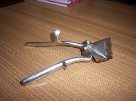 В 87м году были под Тамбовом, на полигоне. Лето, тепло и мы с другом решили подстричься на лысо, но это было бы слишком просто, решили ещё и побриться, что бы блестело. Подстригли мы друг друга "бегущей волной" затем я побрил другу его голову и он махнул себе на репу одеколончика....тамбовские волки нервно курили в сторонке- так носиться по лесу и  выть им и не снилось. Надо ли говорить, что я брить голову не стал.:)