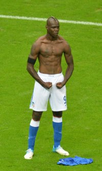 Как дела в качалке, пацаны? Вам никогда не выглядеть так же круто, как этот мускулистый кенгуру