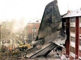 Последняя фраза очень даже правильная. Именно ею я руководствуюсь по жизни. Мне показались аргументы тех, кого называют "конспиролухами" заслуживающими внимания. Слишком лживые существа - эти пендосы. Когда они врут на каждом шагу, уже привыкаешь критически воспринимать все их заявления. Типа упавшего на Пентагон самолета, который чудесным способом испарился, оставив три обгорелых болта. Для сравнения Иркутск 6 декабря 1997 года.
Поэтому я сильно сомневаюсь в "лунных людях". Возможно я и ошибаюсь. Не переклинивает меня фанатично на чем-то. Но американцы приучили не верить им. И я им не верю. Очень много накладок, очень.