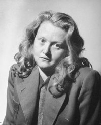 Ильза Кох  принимает. Прозвища "Бухенвальдская ведьма", "Фрау Абажур"