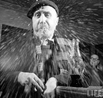 Так бы наши дети реагировали... но нет - приучили, гады!..