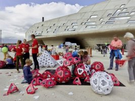 из северной германии - Wolfsburg!!! там можно:
- на полосе препятствий VW бесплатно пытаться/убить нулёвый Touareg
- погонять/покормить уличных кроликов (их там тысячи)
- оценить 20 ОЧЕНЬ-разных саун на любой вкус и цвет (+аквапарк)
- прогуляться по зАмкам, заценить планетарий кучу современных музеев
ещё-много-чего тут: 
(а вообще: ну её, эту северную Германию - айда в Люксембург или Брюге)