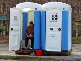 Генерал туалета у себя в кабинете.