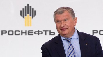 Россия продаёт столько нефти и газа, что тоже могла бы платить своим гражданам или хотя бы не обкладывать их налогами.
Но тогда ничего не достанется олигархам.