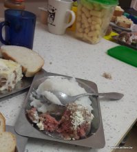 Вон в Польше деликатес такой -- говяжий тартар (шарики из сырой говядины). А этим не угодишь.