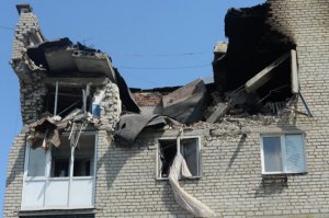 Это конечно ужасно, люди потеряли дома, машины и т.д.  
Но фотографии сразу напомнили про Донбас. Там, в отличии от погорельцев в США, за частую нет времени на эвакуацию, просто прилетает град или мина в дом и как повезет... Я не говорю, что именно люди на фото причастны к этому, но не может же так быть, чтобы страна, за последние 70 лет развязавшая кучу войн по всему миру, свергавшая не угодных правителей других стран, делает это и по сей день без молчаливого согласия своих граждан. Ну не может быть, чтобы пол страны были кровожадные убл*дки, а другая домашние хомячки и эти два социума живут изолированно друг от друга.