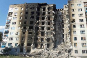 Это конечно ужасно, люди потеряли дома, машины и т.д.  
Но фотографии сразу напомнили про Донбас. Там, в отличии от погорельцев в США, за частую нет времени на эвакуацию, просто прилетает град или мина в дом и как повезет... Я не говорю, что именно люди на фото причастны к этому, но не может же так быть, чтобы страна, за последние 70 лет развязавшая кучу войн по всему миру, свергавшая не угодных правителей других стран, делает это и по сей день без молчаливого согласия своих граждан. Ну не может быть, чтобы пол страны были кровожадные убл*дки, а другая домашние хомячки и эти два социума живут изолированно друг от друга.