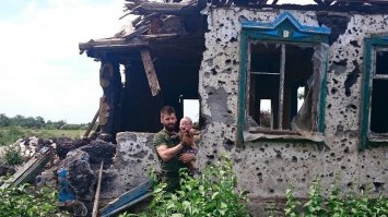 Это конечно ужасно, люди потеряли дома, машины и т.д.  
Но фотографии сразу напомнили про Донбас. Там, в отличии от погорельцев в США, за частую нет времени на эвакуацию, просто прилетает град или мина в дом и как повезет... Я не говорю, что именно люди на фото причастны к этому, но не может же так быть, чтобы страна, за последние 70 лет развязавшая кучу войн по всему миру, свергавшая не угодных правителей других стран, делает это и по сей день без молчаливого согласия своих граждан. Ну не может быть, чтобы пол страны были кровожадные убл*дки, а другая домашние хомячки и эти два социума живут изолированно друг от друга.