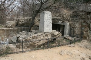 Вот здесь 2 декабря (15 по новому стилю) 1904 г. в 20 ч 15 мин попаданием японского 11-дюймового снаряда был убит командовавший сухопутной обороной Порт-Артура генерал Роман Кондратенко. Вместе с ним погибли еще восемь офицеров. Памятный знак установили сами японцы в 1907 году 
Вечная память герою России.