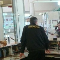 Когда фотографируется отражение в зеркале получается смешно, особенно слово лопата.