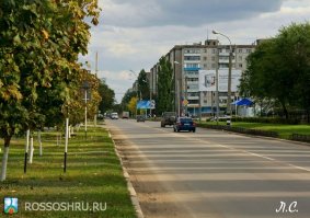 Население   62 884 чел. Расположен на левом берегу реки Чёрная Калитва (бассейн реки Дон) при впадении в неё реки Сухая Россошь. Крупная узловая железнодорожная станция Россошь Юго-Восточной железной дороги   находится в 214 км к югу от Воронежа.