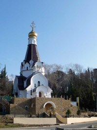 На берегу Черного моря, близ поселка Кудепста, воздвигнут храм имени праведного воина Федора Ушакова.