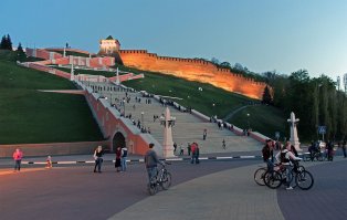 Чкаловская лестница (иногда Волжская лестница)   лестница в Нижнем Новгороде, соединяющая Верхне-Волжскую и Нижне-Волжскую набережные. Построена по проекту архитекторов Александра Яковлева, Льва Руднева и Владимира Мунца[1]. Лестница начинается от смотровой площадки у памятника Чкалову (отсюда и возникло её второе стихийное название), рядом с Георгиевской башней кремля. Построена в виде восьмёрки и состоит из 560 ступеней. В местах пересечений боковых спусков имеются смотровые площадки, всего их две. Лестница также ведёт к памятнику   катеру  Герой , который находится у самой Волги.
Сколько раз я в детстве по ней бегал, не счесть)))))сейчас что то лень