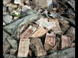 Обещали вроде из пластика сделать новые 200 и 2000 ..... При утилизации уже не сделаешь из них туалетную бумагу Полимер можно только сжигать, а это отнюдь не экологично. Более того, производство таких денег в разы дороже, чем бумажных
Или как на фото будут - нашли миллионы старых советских купюр не утилизированных вовсе