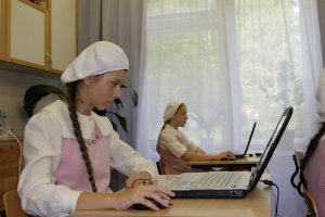 "Трагедия разыгралась, когда в РЕЛИГИОЗНОЙ приёмной семье в селе Мосейцево погибла 13-летняя девочка."

"Девочки из ПРИЕМНОЙ СЕМЬИ Любимовой прошли реабилитацию в центре  Медвежонок . Решением суда УДОЧЕРЕНИЕ их Любимовой было отменено, и детям вернули фамилии, которые у них были раньше."

"В отношении Галины Рассамагиной, которая на момент мосейцевской трагедии была начальницей отдела опеки и попечительства управления образования Ростовского муниципального района, возбуждено уголовное дело о халатности."

"Поднимается волна общественного гнева против уполномоченного по правам ребёнка в Ярославской области Татьяны Степановой."

Оригинал материала: 

P.S. Вот поэтому то и надо всеми силами поддерживать Русскую Православную Церковь! Чтобы не плодить сектантов, сатанистов! Белое Братство(сжигали людей), Пензенские сектанты (обвалили пещеру -погибли люди), сектанты в Джонстауне (909 погибших) -разрушая Церковь вы порождаете вакуум Веры - чем и пользуются сумашедшие, мошенники и  сатанисты! 

Кстати вот как выглядит Православный приют-